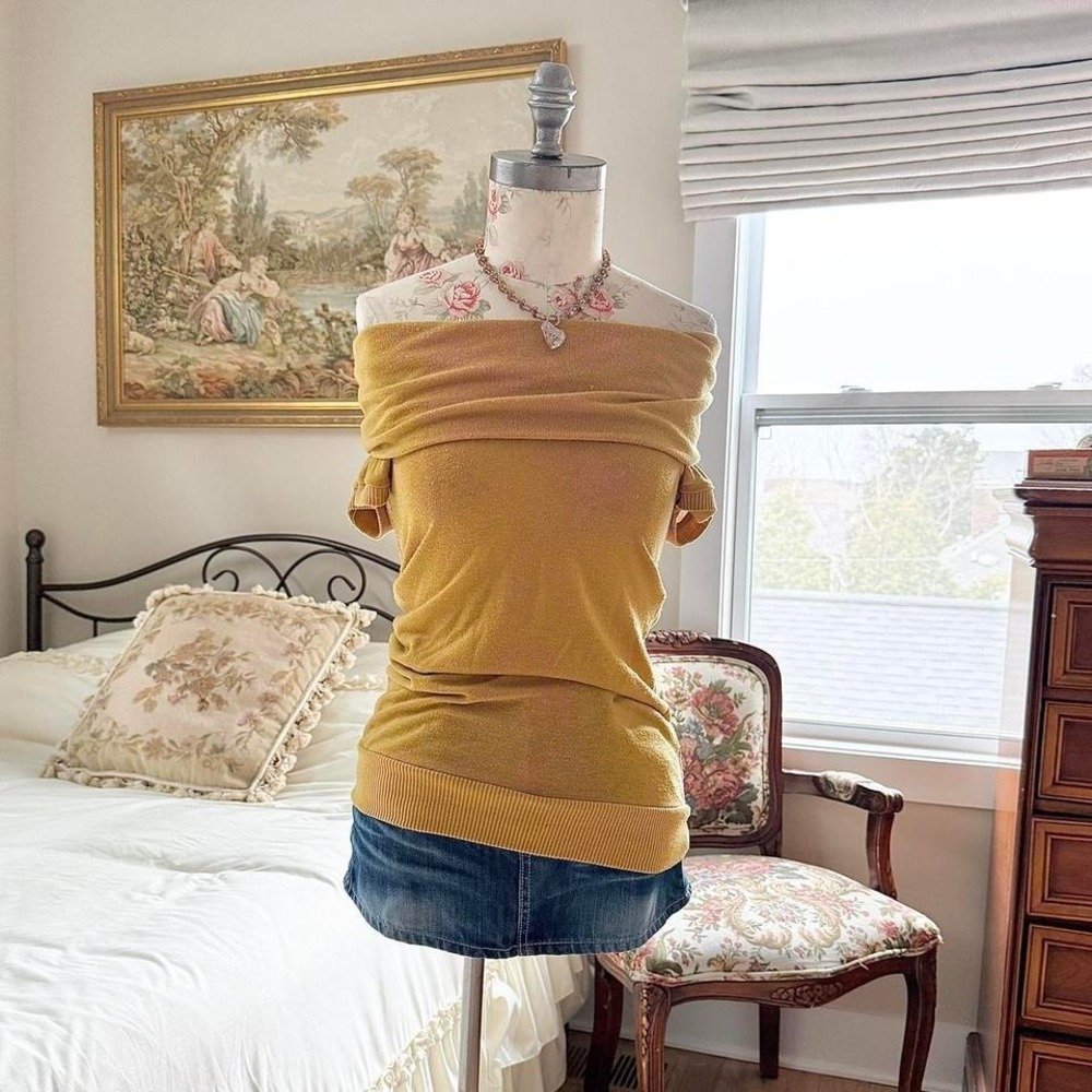 mustard off shoulder top

y2k poof‎ large off shoulder top